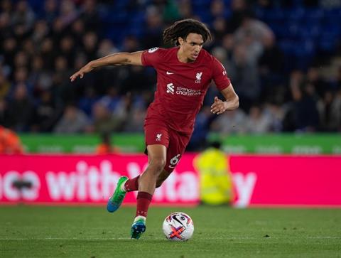 Alexander-Arnold nói gì về khả năng chuyển sang đá tiền vệ mùa tới?